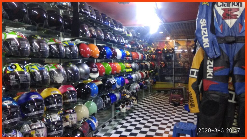 kedai helmet melaka retro station